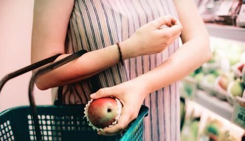 宝妈|儿子在超市剥了颗荔枝,被员工大骂没教养,宝妈的回答让路人佩服