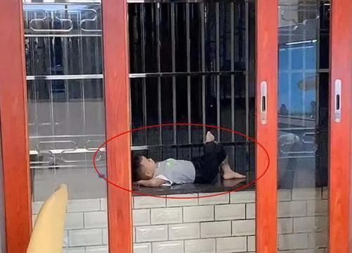 妈妈|姐姐开学后,弟弟“花式”想姐姐,妈妈吐槽:忘记她咋揍你的了?