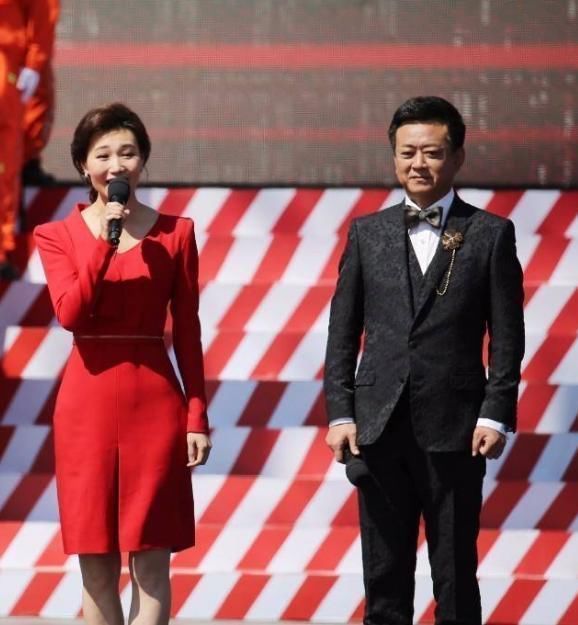 近照 42岁李梓萌近照,戴假发主持13年,摘下头套瞬间惊艳众人