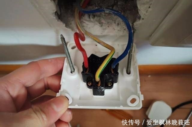 最后气|刚入住插座就烧成碳了,只因装修时多说一句话,业主恨死电工了!