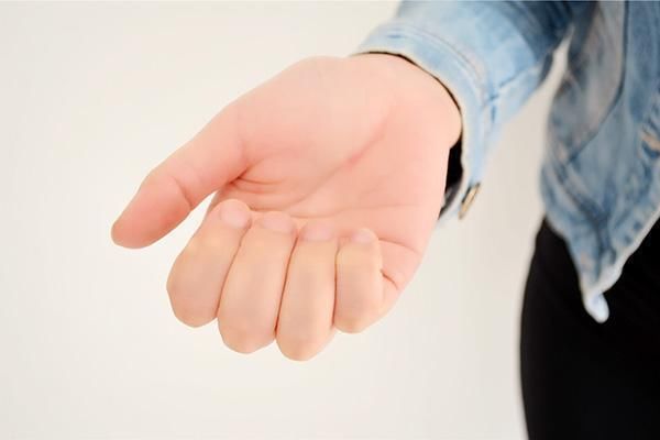 为什么有的人指甲上有月牙,有的人却没有?