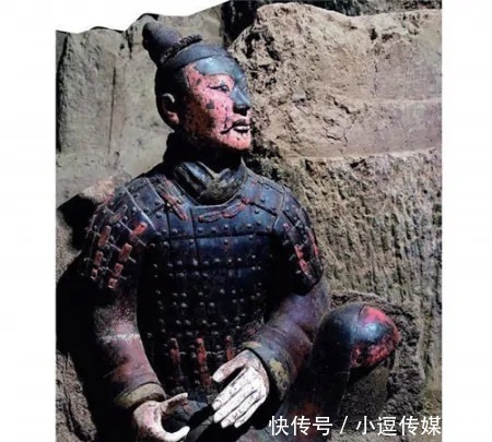 秦陵兵马俑出土的盔甲,在显微镜下观察后,专家:堪称人类奇迹