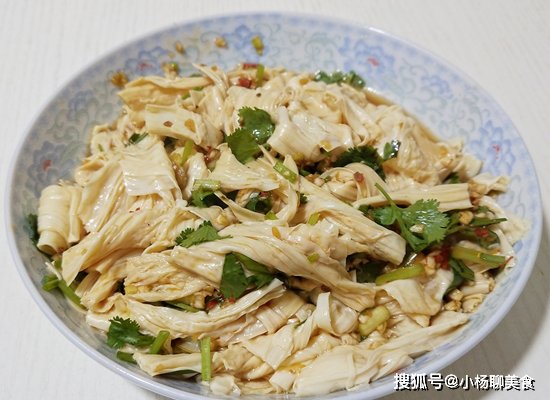 香菜|腐竹别再炒着吃了，这样做营养丰富，还香辣下饭，一次吃两碗饭