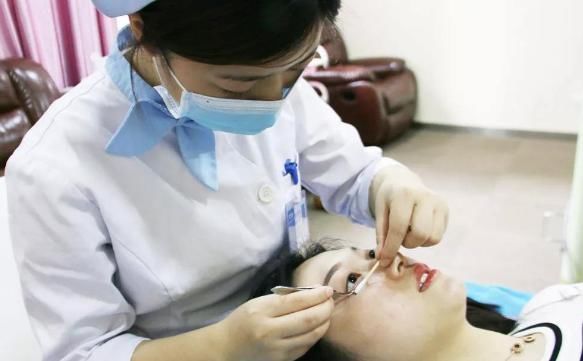 迹象|“肝不干净”，眼睛会“说话”，若眼睛有3种“迹象”，肝病来临