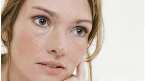 女子|35岁女子，尝试每天喝点柠檬汁美白淡斑，6个月后她的脸怎样了？