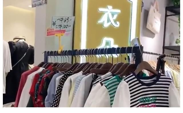 店员|女子试穿衣服，店员称衣服有化妆品要女子赔偿，女子：文眉是绣的