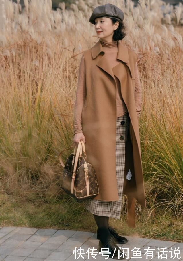 半身裙|女人上了年纪也要优雅,穿大衣尽量别搭打底裤,学三木妈妈就行了