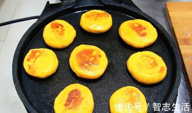 南瓜里打2个鸡蛋,竟然这么好吃教你10分钟快速搞定全家早餐