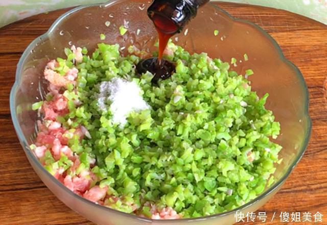 夏天,用它包饺子,又香又嫩,1元钱一斤,比韭菜茴香还好吃