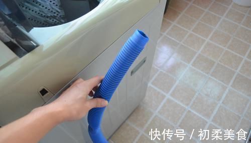 塑料瓶|洗衣机排水管上插个塑料瓶，真是厉害了，解决了很多家庭的困扰