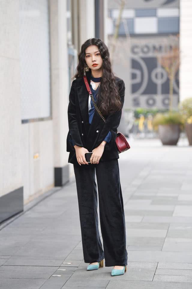 街拍：绿色连衣裙穿出了美女的好身材，秀美长发，很吸睛