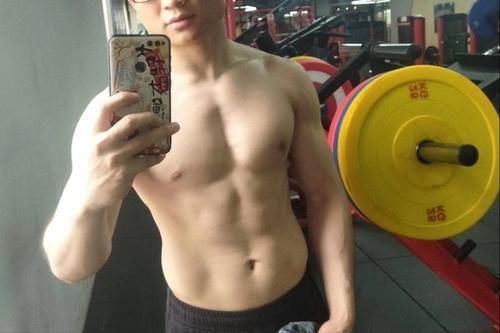 体脂|为啥有些人卧推重量很大，但是胸肌一般般？老师傅帮你分析分析