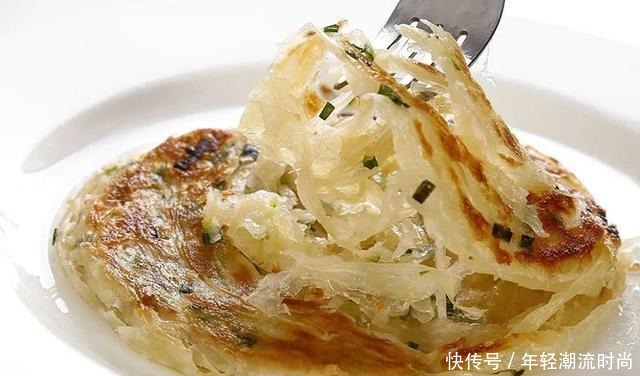 不和面不放油,3分钟吃到葱油饼!够酥、够香、够味!