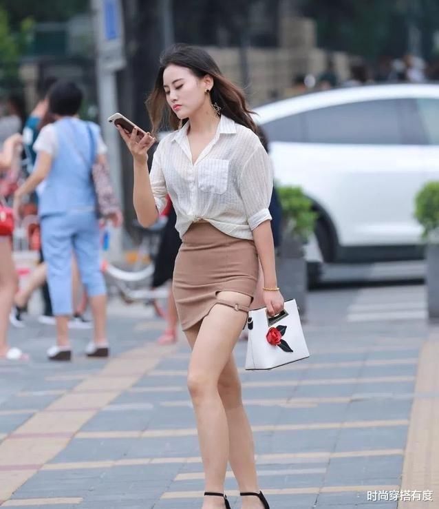 成熟的姐姐穿了件半身裙，显现出超强的气质效果，凉爽又舒适