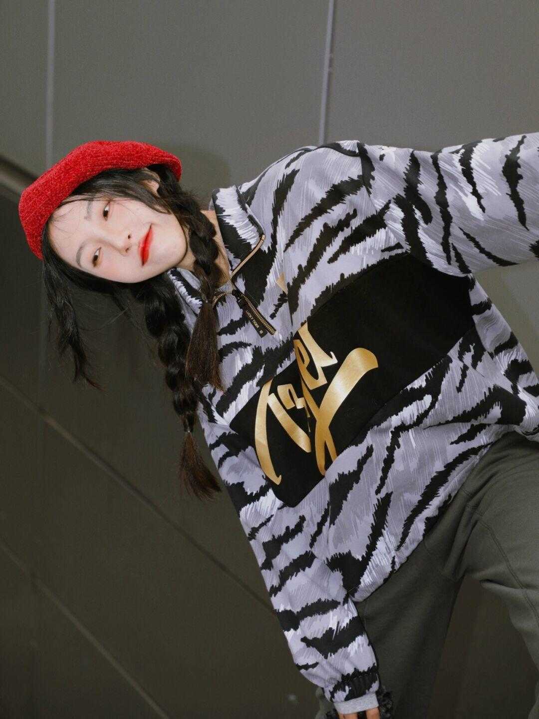 鎏金 今年流行“烫金元素”,个性时髦又有气场,普通人也能穿出高级感