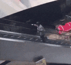 |搞笑GIF:一桌子女的没一个男的漂亮, 确实挺尴尬!