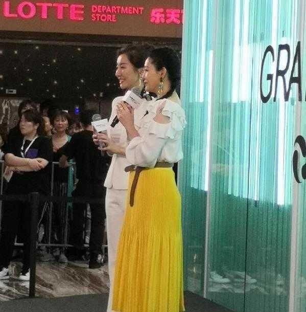 色彩的搭配|大S瘦下来少女感绝了,穿荷叶边衬衫配百褶裙,麻花辫俏皮减龄