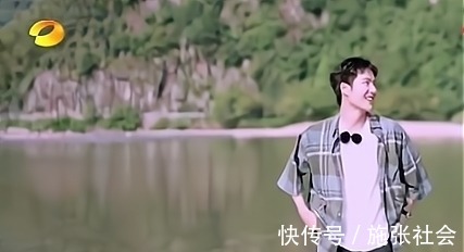 面對清澈的溪流,王一博把“無心做菜,只想下水”寫在了臉上