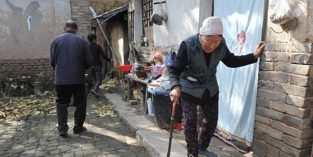 易经@人能活多久,民间俗语“人老两年坎”是什么意思?