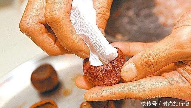 香槟|“金蒜百花香槟茸”轻松做, 蒜酥搭配姬松茸, 吃来相当开胃下饭!