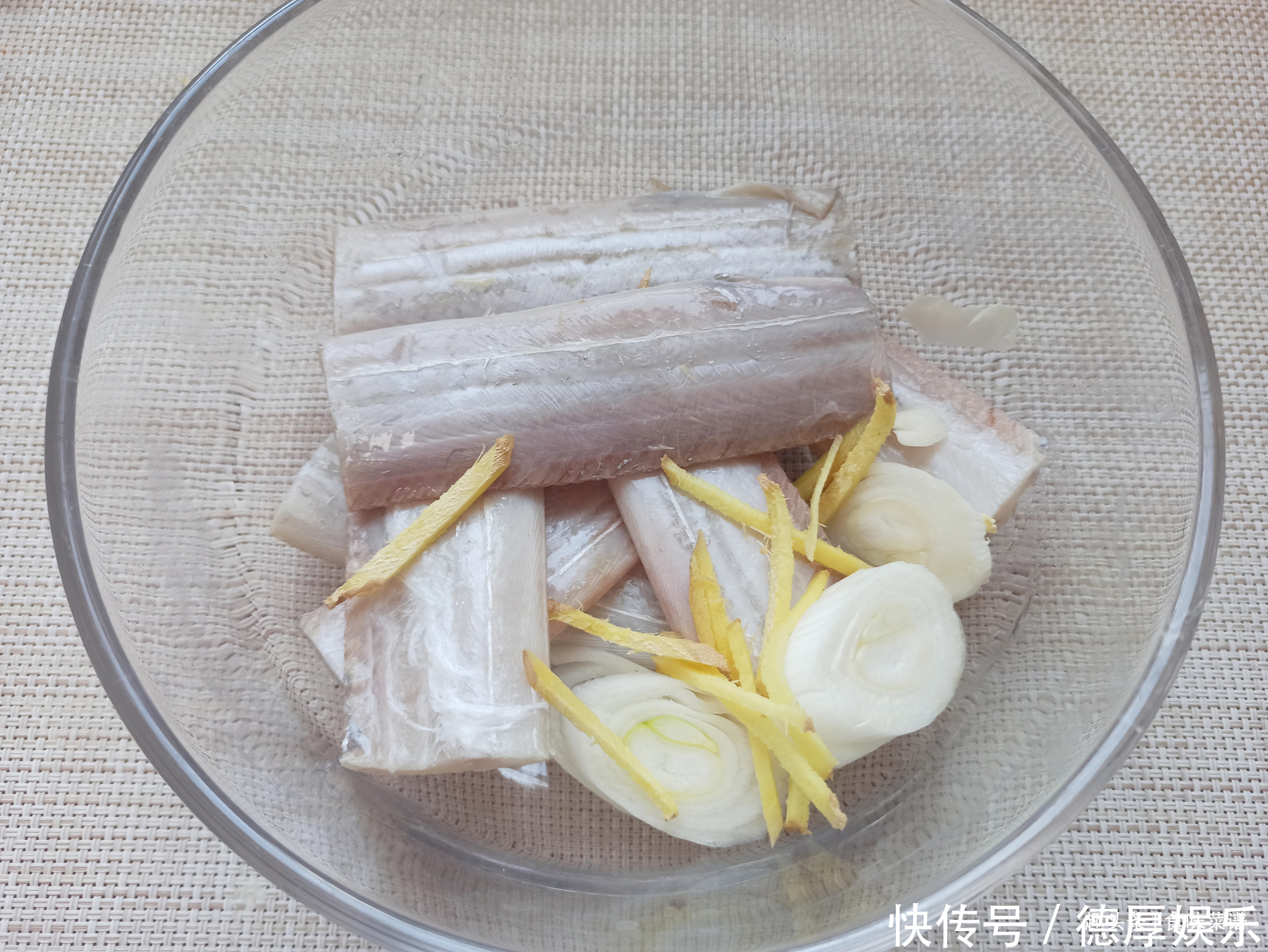 炸带鱼直接下锅就错了,只需多做3步,出锅外酥里嫩,好吃没腥味