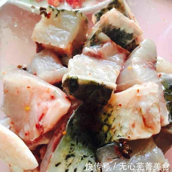 孩子吃鱼总是卡喉咙不喝醋,教你一招,让鱼骨跑出来,省事