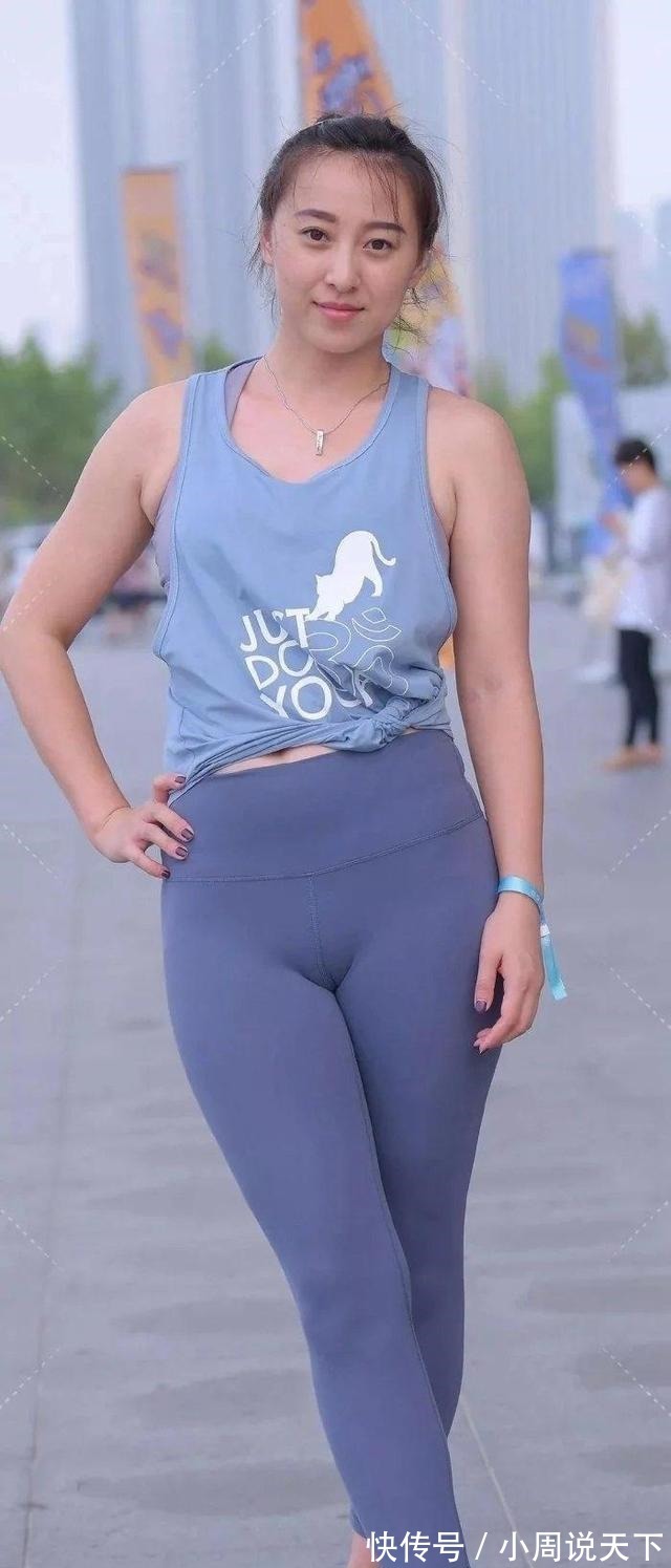 牛仔 丰润雅致的鲨鱼裤美女,打破单调和刻板,白运动鞋!