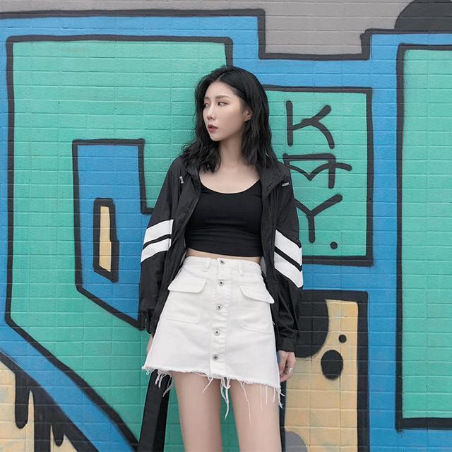 背带裤|街拍小姐姐黑色休闲鞋搭配背带裤,装扮出不同凡响的感觉