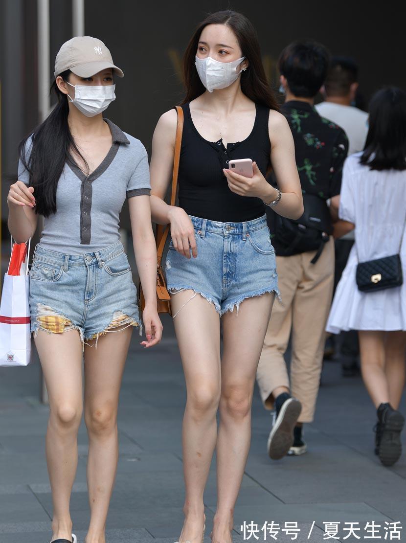背心衫|墨染针织背心衫搭配湛蓝水洗牛仔短裤,彰显青春时尚活力
