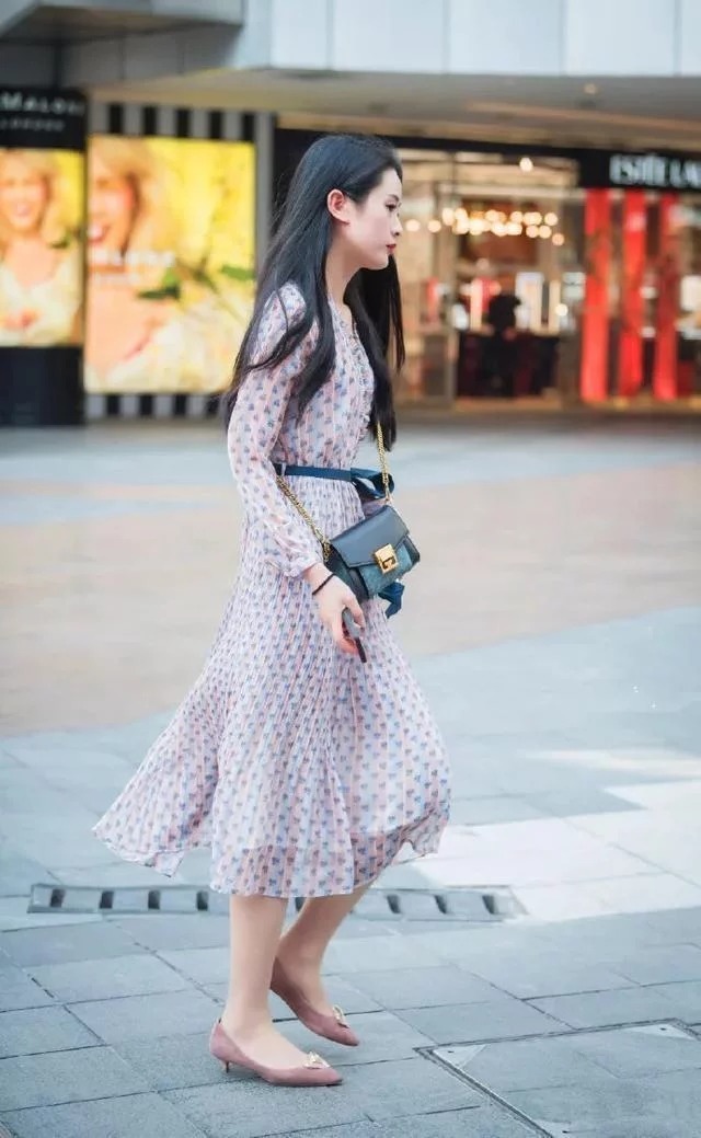 时尚|街拍:时尚靓丽的气质美女,灰色的连衣裙很显优雅身姿