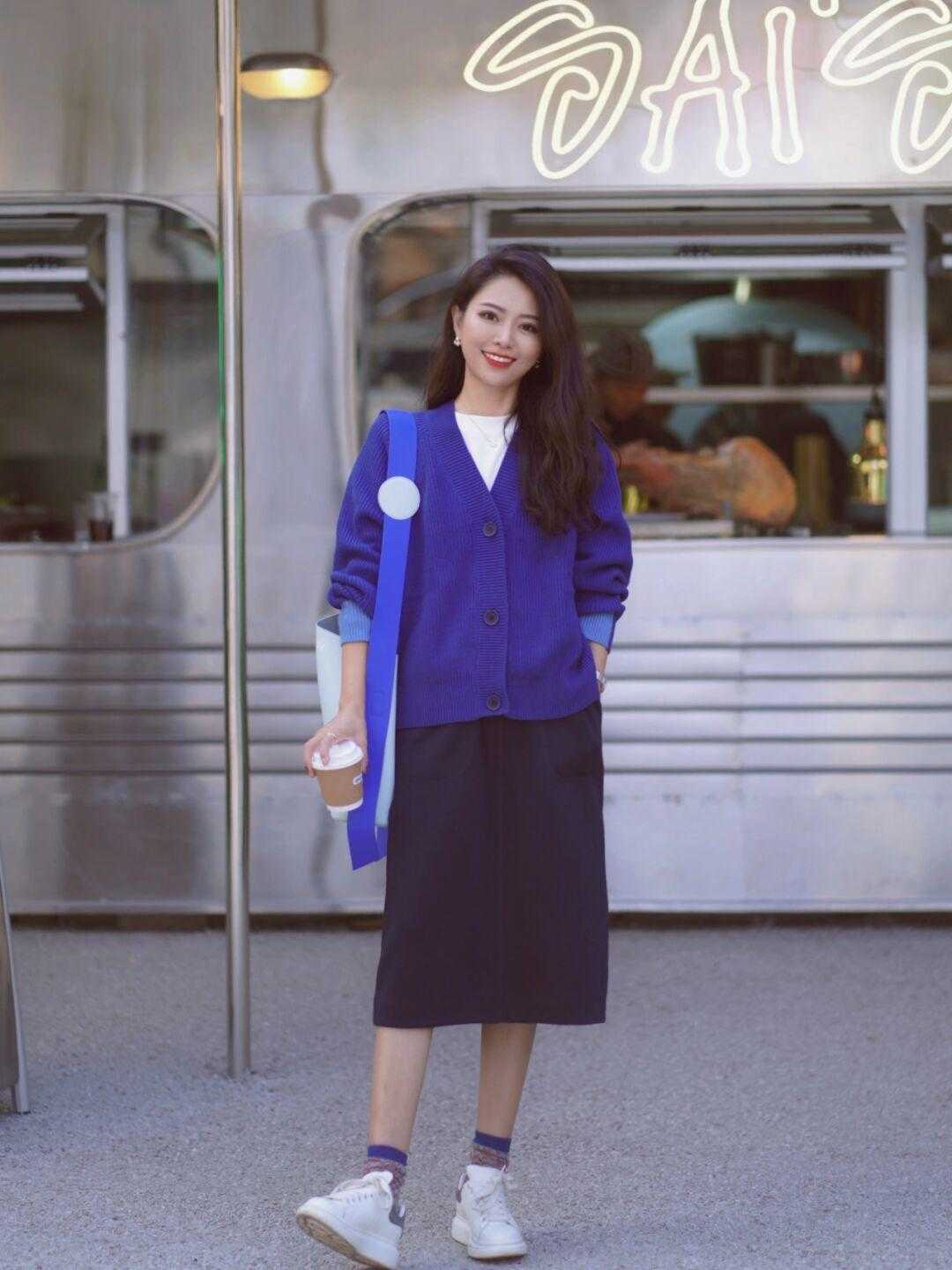 针织开衫 克莱因蓝不好配色?黑白红是标配,棕色米灰也可以“炒”一下CP