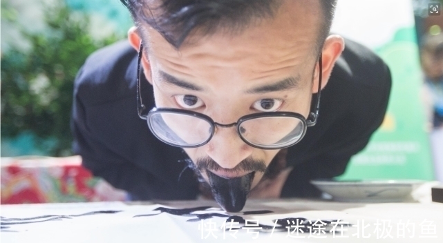 一代天骄@男子用舌头作画,20分钟完成一幅优美作品,网友看完却不买账!