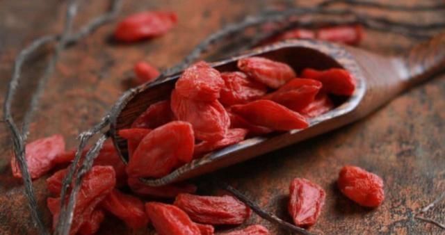 枸杞|枸杞和它一起泡水喝，保肝护肝，明目降压，老年人和熬夜者要常喝