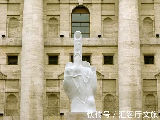 金马桶!三根香蕉卖到上百万?网友:这位国宝级艺术家太牛了!