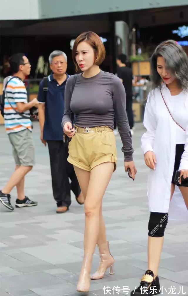 小姐姐 高挑的身材,搭配上绿色的抹连衣裙,会显得更加的小清新范