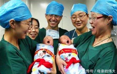 妈妈|奶水不够,双胞胎一个喂母乳,一个喂奶粉,三年后俩娃差距太明显