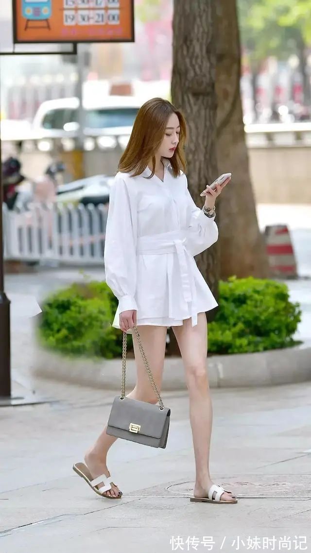 凉拖|白色衬衫裙、白色凉拖,虽是一身白的穿搭,但是十分耐看