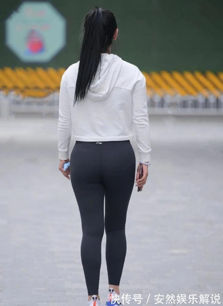 膝盖处 有见过破洞打底裤吗以时髦的款式,点燃了女孩们的激情