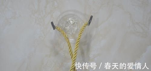 塑料瓶上穿一根绳子，放在卫生间一年省下不少钱，早点知道就好了