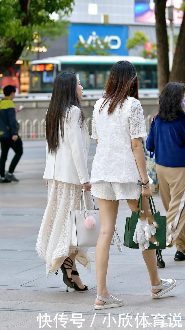 凸显|白色西装搭配镂空连衣裙,搭配一双高跟凉鞋,凸显精致优雅的效果