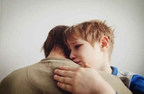 当孩子出现“自残”行为,家长别心急,可能是“情绪饥饿”在作祟