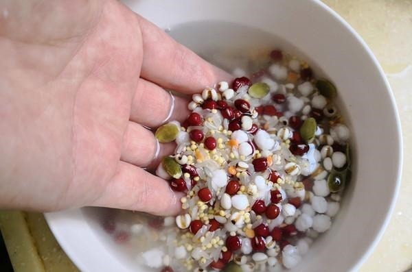 它和红豆一起煮,皱纹消失了,嘴巴不臭了,头发也变得乌黑亮丽!