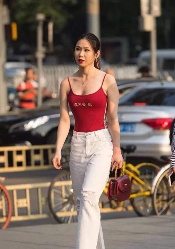 小姐姐|街拍穿红色吊带背心的小姐姐，强大的气质让人生畏