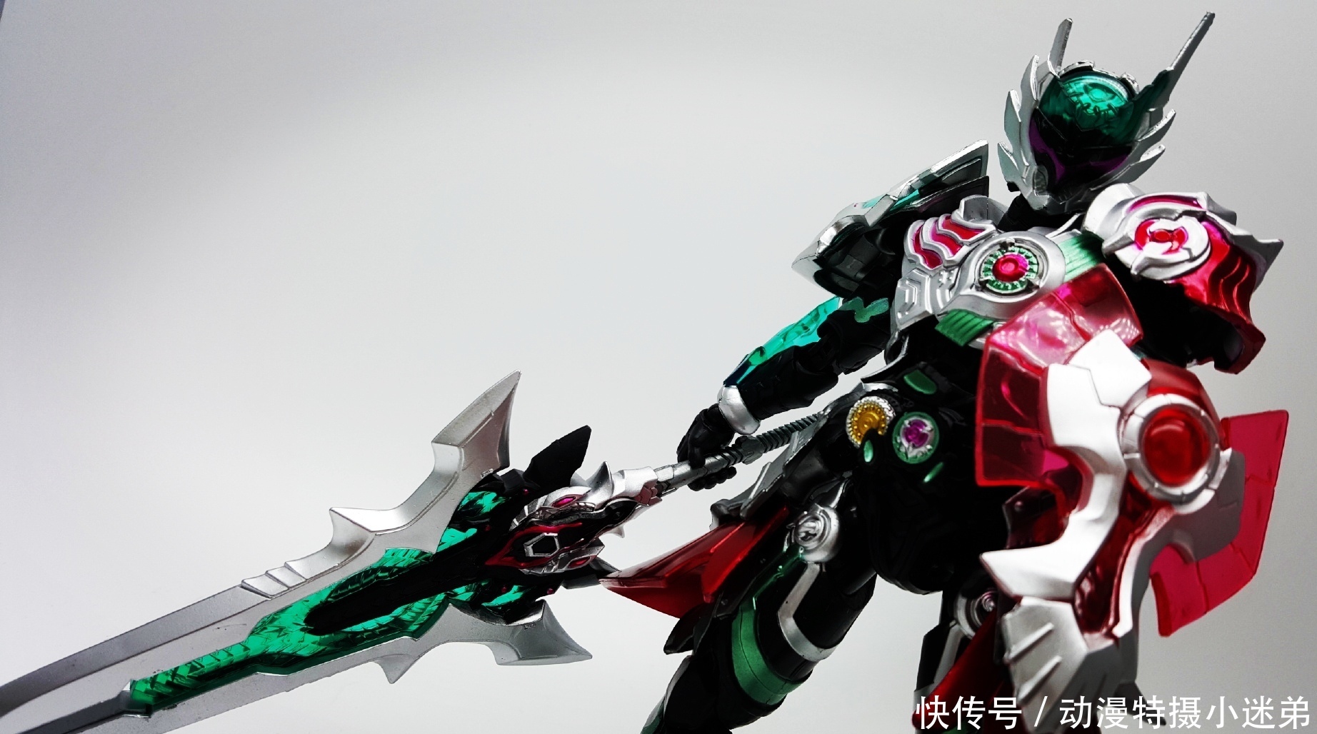 铠甲勇士捕将|铠甲勇士战帅进化版：超磁湮灭戟成巨剑，还多了护盾，有原版帅？