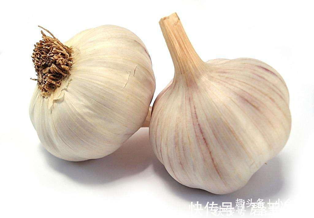 黄曲霉毒素|大蒜3种吃法养人、3种吃法害命！不想胃难受，好好看看