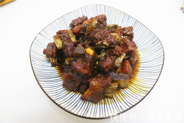 轻食晚餐|一家人的轻食晚餐,3个家常菜,一锅玉米粥,网友:美好晚餐