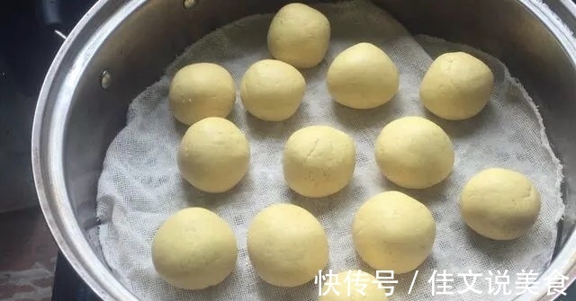 南瓜新吃法，不加面粉，不发面，蒸一蒸，香甜软糯，好吃又不上火