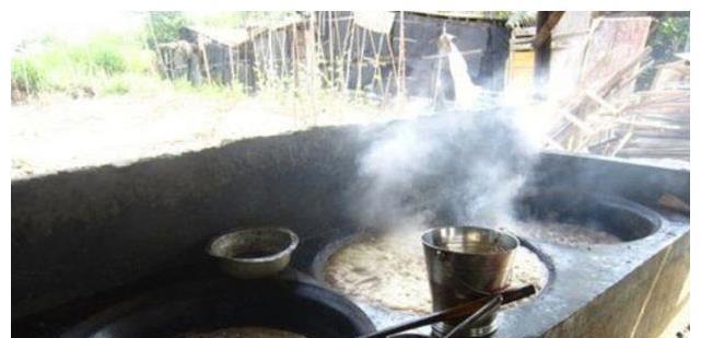 父母|男孩胃里发现一团“胶”，父母眼中的好零食，制作环境堪比垃圾场