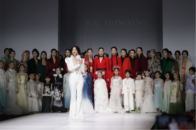 中国文化$熊英2022SS高级女装品牌发布，童模赵马馨茹、王俽冉呈现精彩秀演