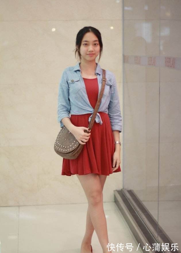 连衣裙|街拍小姐姐一身白色的服装搭配高腰的短裤，尽显时尚魅力